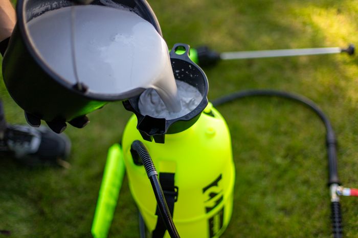 Nalévání emulze-malířský postřikovač